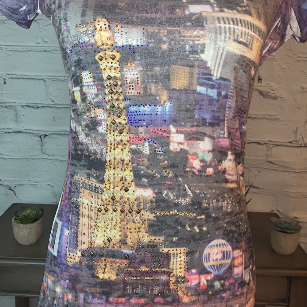 💜 HELLO VEGAS! Beautiful embellished Las Vegas strip t-shirt. Size L - Picture 3 of 11